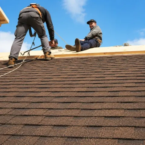 Artisan couvreur Saint-Gervais réalisant la pose d'une toiture en tuiles