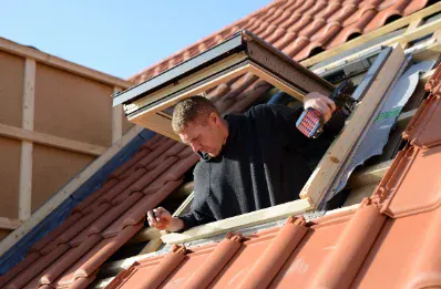 Pose de fenêtre de toit et velux par un couvreur à Saint-Gervais